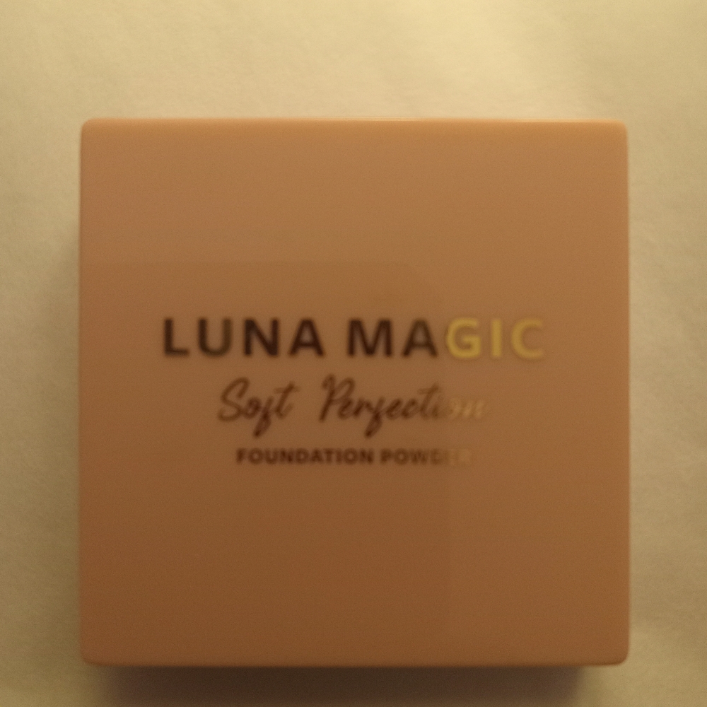 🥰 5/$25 - Luna Magic Soft Perfection Foundation Powder